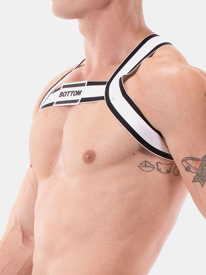 https://new.poppers.com/images/product_images/popup_images/92433_barcode_harness_bottom__2.jpg