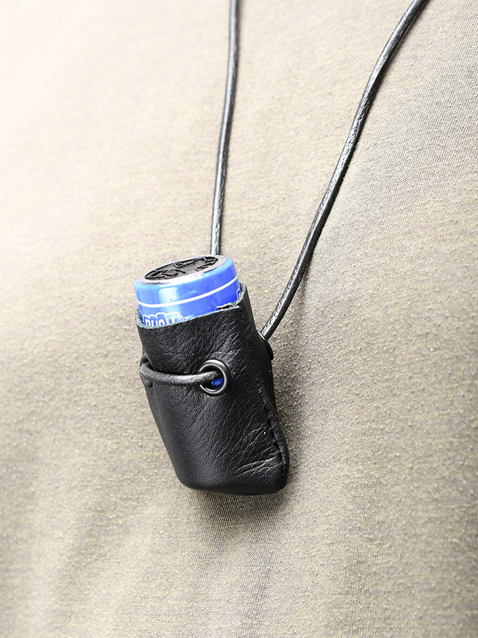 https://new.poppers.com/images/product_images/popup_images/popperstasche-poppershalsband-ledertasche-small__1.jpg